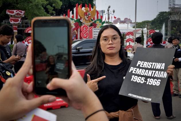 August 20, 2026, Jakarta, Indonesia: JAKARTA, INDONESIA, AUGUST 20, 2026: Human rights activists take part in the 921st Kamisan protest across from the Merdeka Palace in Jakarta. The weekly Thursday demonstration was held to mark World Humanitarian Day under the theme, Ã¢â‚¬oeThe State Must Protect Its People, Not Silence the PeopleÃ¢â‚¬â ¢s Voices! Jakarta Indonesia  - ZUMAq101 20260820_zna_q101_081 Copyright: xEdsahxSetiawanx