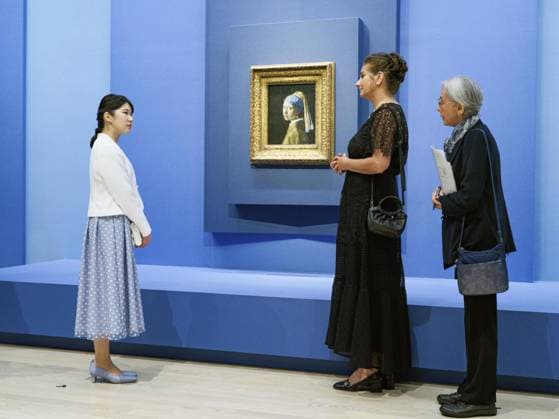 Princess Aiko visits exhibition of masterpieces by Dutch artists Japanese Princess Aiko (L) looks at Vermeer s Girl with a Pearl Earring at an exhibition of masterpieces by 17th-century Dutch artists at the Nakanoshima Museum of Art in Osaka on Aug. 20, 2026, a day ahead of its opening to the general public. (Pool photo)  A14AA0005626343P