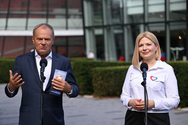 Polish Prime Minister Tusk announces tourist tax reform during Krakow mayoral endorsement KRAKOW, POLAND - AUGUST 20: Polish Prime Minister Donald Tusk holds a campaign leaflet as he speaks alongside Civic Coalition (KO) Senator Monika Piatkowska during a joint press briefing outside the ICE Krakow Congress Centre on August 20, 2026, in Krakow, Poland. Tusk officially endorsed Piatkowska’s snap mayoral bid under the civic ballot committee Beyond Divisions and announced a major legislative policy shift ensuring 100 percent of the upcoming national tourist-compensatory fee revenues will stream directly into municipal budgets rather than splitting with the central treasury. Artur Widak Anadolu Krakow Poland. Editorial use only. Please get  Copyright: x2026xAnadoluxArturxWidakx