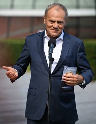 Polish Prime Minister Tusk announces tourist tax reform during Krakow mayoral endorsement KRAKOW, POLAND - AUGUST 20: Polish Prime Minister Donald Tusk addresses the media during a joint press briefing with Civic Coalition (KO) Senator Monika Piatkowska outside the ICE Krakow Congress Centre in Krakow, Poland, on August 20, 2026. Tusk officially endorsed Piatkowska’s snap mayoral bid under the civic ballot committee Beyond Divisions and announced a major legislative policy shift under which 100 percent of revenues from the upcoming national tourist-compensatory fee will go directly to municipal budgets rather than being shared with the central government. Artur Widak Anadolu Krakow Poland. Editorial use only. Please get in touch for any  Copyright: x2026xAnadoluxArturxWidakx