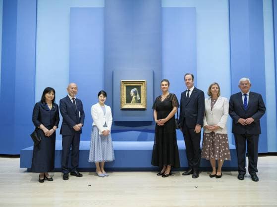 Entertainment Bilder des Tages Princess Aiko visits exhibition of masterpieces by Dutch artists Japanese Princess Aiko (3rd from L) poses for a photo in front of Vermeer s Girl with a Pearl Earring at an exhibition of masterpieces by 17th-century Dutch artists at the Nakanoshima Museum of Art in Osaka on Aug. 20, 2026, a day ahead of its opening to the general public. (Pool photo)  A14AA0005626344P