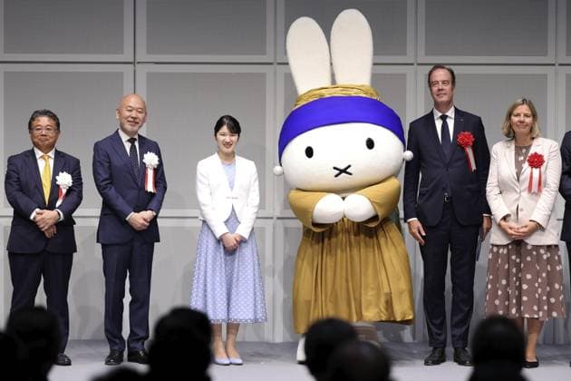 Princess Aiko visits exhibition of masterpieces by Dutch artists Japanese Princess Aiko (3rd from L) on Aug. 20, 2026, poses with Dutch popular character Miffy during a ceremony marking the opening the following day of an exhibition of masterpieces by 17th-century Dutch artists, including Vermeer s Girl with a Pearl Earring, at the Nakanoshima Museum of Art in Osaka. (Pool photo)  A14AA0005626345P