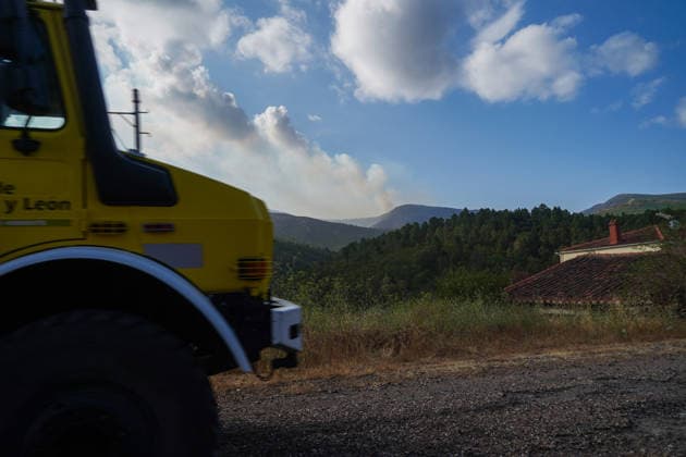 The fire in Pinofranqueado has affected 3,700 hectares and remains at danger level 2. Firefighters are being deployed from Salamanca to help extinguish the fire in Pinofranqueado, on August 20, 2026, in Vegas del Dominigo Rey, Salamanca, Castile and León, Spain. The fire in Pinofranqueado, Cáceres, has now spread to 3,700 hectares and remains at danger level 2 under the Infoex Plan. As a result, 11 farmsteads remain evacuated, and the town of Nunomoral remains under lockdown. August 20, 2026 Manuel Á Spain  Copyright: xManuelxÃngelxLayax 7722547