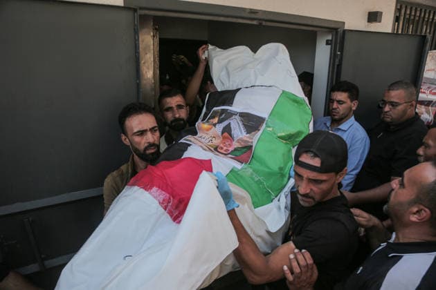 August 20, 2026, Gaza City, Gaza Strip, Palestinian Territory: Palestinians carry the bodies of relatives during a mass funeral for 50 people whose remains were recently recovered by Civil Defense teams from the rubble of buildings destroyed in earlier Israeli airstrikes in Gaza City, Gaza. The victims were laid to rest after their bodies remained buried beneath the rubble for months. Gaza City Palestine - ZUMAe144 20260820_zip_e144_001 Copyright: xMohammadxAbuxElsebahx
