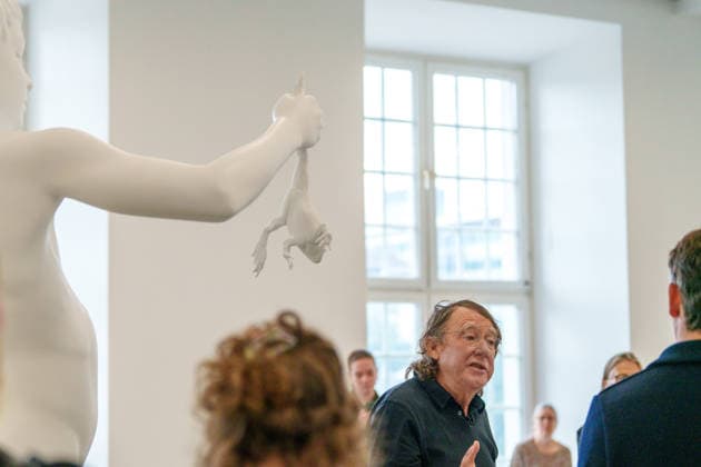 Charles Ray Gives a Press Preview at the Fridericianum in Kassel. Germany - Kassel, 20.08.2026 US sculptor Charles Ray (rc) is pictured next to his sculpture Boy with Frog (2009), during the press preview of his first institutional solo exhibition in Germany. The exhibition opens to the public on 22 August 2026 and runs until 3 January 2027. Artist: Charles Ray. Ausstellungsansicht Fridericianum, Kassel, 2026. Hesse
