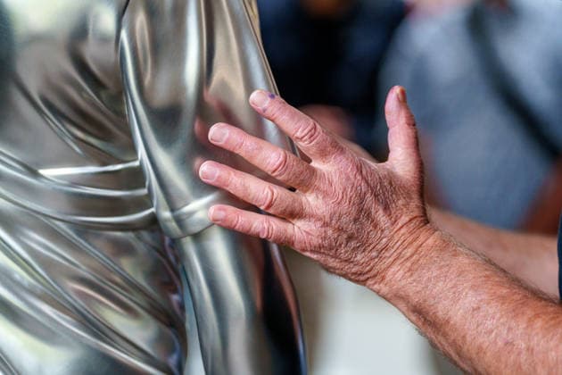 Charles Ray Gives a Press Preview at the Fridericianum in Kassel. Germany - Kassel, 20.08.2026 US sculptor Charles Rays hands are pictured next to his School Play (2014), a larger-than-life solid stainless-steel sculpture, during the press preview of his first institutional solo exhibition in Germany. The exhibition opens to the public on 22 August 2026 and runs until 3 January 2027. Artist: Charles Ray. Ausstellungsansicht Fridericianum, Kassel, 2026. Hesse