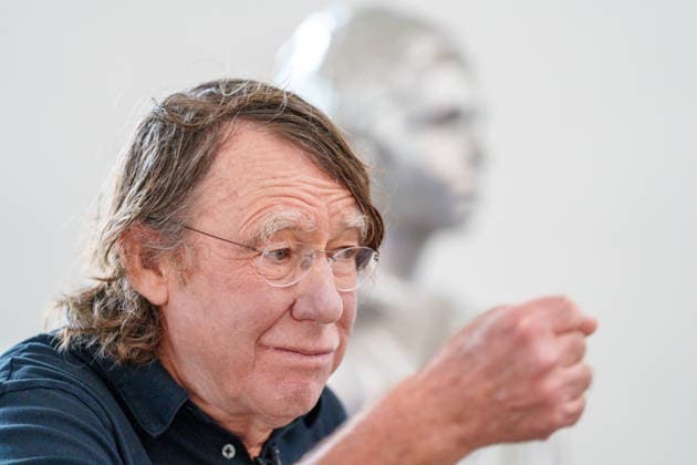 Charles Ray Gives a Press Preview at the Fridericianum in Kassel. Germany - Kassel, 20.08.2026 US sculptor Charles Ray is pictured next to his School Play (2014), a larger-than-life solid stainless-steel sculpture, during the press preview of his first institutional solo exhibition in Germany. The exhibition opens to the public on 22 August 2026 and runs until 3 January 2027. Artist: Charles Ray. Ausstellungsansicht Fridericianum, Kassel, 2026. Hesse