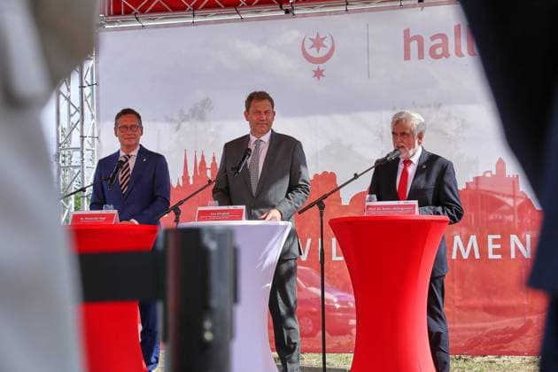 Halle (Saale), Sachsen-Anhalt, Deutschland, 20.08.2026: Riebeckplatz: Spatenstich Umbau Riebeckplatz : Oberbürgermeister Halle (Saale) Alexander Vogt (parteilos), Bundesminister der Finanzen Lars Klingbeil (SPD) und Armin Willingmann (SPD) *** Halle (Saale), Saxony-Anhalt, Germany, August 20, 2026: Groundbreaking ceremony for the Riebeckplatz renovation project. Alexander Vogt, Mayor of Halle (Saale) (independent); Lars Klingbeil, Federal Minister of Finance (SPD); and Armin Willingmann (SPD) Copyright: xdtsxNachrichtenagenturx dts_130593