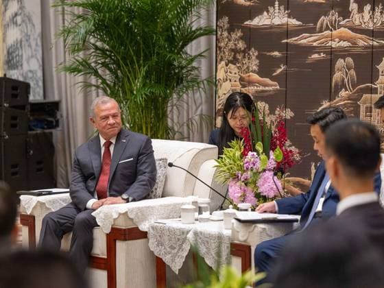 News Bilder des Tages Jordan’s King Abdullah II Meets Shenzhen Party Official in Beijing Jordan’s King Abdullah II meets Jin Li, secretary of the Communist Party of China committee in Shenzhen, in Beijing, China, on August 20, 2026. The meeting focuses on Jordanian-Chinese relations and ways to strengthen them, as well as opportunities for partnership and exchanges of expertise with Shenzhen in economic and technological fields. Photo by Royal Hashemite Court apaimages Amman Amman Jordan 200816_China_JPO_00(5) Copyright: xapaimagesxRoyalxHashemitexCourtxx xapaimagesx