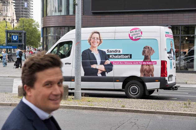 Berlin,20.08.2026,Vorstellung der Motive der zweiten Welle der Großflächenplakate zur Abgeordnetenhauswahl am 20.09.2026 der CDU mit Stefan Evers.Präsentiert werden die Plakate vom Generalsekretär der CDU Berlin,Lukas Krieger an der Ecke Kurfürstendamm Joachimsthalerstraße Durch Zufall war Sandra Khalatbari ebenfalls vor Ort *** Berlin, August 20, 2026: Presentation of the designs for the second wave of large-format posters for the CDU’s House of Representatives election on September 20, 2026, featuring Stefan Evers. The posters will be presented by the Secretary General of the CDU Berlin,Lukas Krieger, at the corner of Kurfürstendamm and Joachimsthalerstraße. By chance, Sandra Khalatbari was also there.