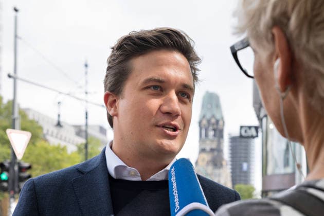 Berlin,20.08.2026,Vorstellung der Motive der zweiten Welle der Großflächenplakate zur Abgeordnetenhauswahl am 20.09.2026 der CDU mit Stefan Evers.Präsentiert werden die Plakate vom Generalsekretär der CDU Berlin,Lukas Krieger an der Ecke Kurfürstendamm Joachimsthalerstraße *** Berlin, August 20, 2026,Presentation of the designs for the second wave of large-format posters for the CDU’s House of Representatives election on September 20, 2026, featuring Stefan Evers. The posters will be presented by Lukas Krieger, Secretary General of the CDU Berlin, at the corner of Kurfürstendamm and Joachimsthalerstraße.