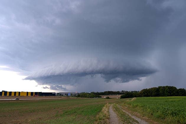 News Bilder des Tages Wetterfeature, Eine mächtige Gewitterzelle zieht am Donnerstagnachmittag über Odelzhausen im Landkreis Dachau. Dunkle Wolken und eine markante Gewitterfront bestimmen den Himmel über der Region. Das Unwetter bringt örtlich Starkregen und kräftige bis stürmische Böen. Ob es durch das aktuell laufende Gewitter zu Schäden gekommen ist, ist derzeit noch nicht bekannt. Odelzhausen Bayern Deutschland Odelzhausen *** Weather Feature, A powerful thunderstorm cell is moving over Odelzhausen in the Dachau district on Thursday afternoon. Dark clouds and a distinct thunderstorm front dominate the sky over the region. The storm is bringing locally heavy rain and strong to stormy gusts. Whether the ongoing thunderstorm has caused any damage is no Copyright: x xonw-imagesx xSimonxZeiherx