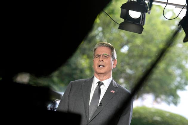 Scott Bessent talks to reporters - Washington Treasury Secretary Scott Bessent during a television interview outside the White House in Washington on August 20, 2026. Photo by Yuri Gripas ABACAPRESS.COM Washington DC United States  Copyright: xPool ABACAx