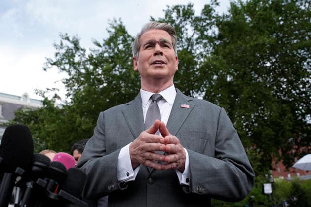 Scott Bessent talks to reporters - Washington Treasury Secretary Scott Bessent talks to members of the media outside the White House in Washington on August 20, 2026. Photo by Yuri Gripas ABACAPRESS.COM Washington DC United States  Copyright: xPool ABACAx