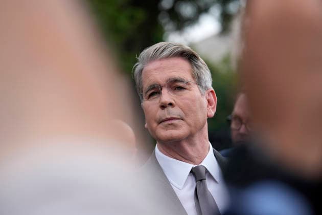 Scott Bessent talks to reporters - Washington Treasury Secretary Scott Bessent talks to members of the media outside the White House in Washington on August 20, 2026. Photo by Yuri Gripas ABACAPRESS.COM Washington DC United States  Copyright: xPool ABACAx