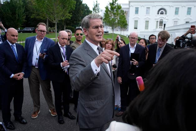 Scott Bessent talks to reporters - Washington Treasury Secretary Scott Bessent talks to members of the media outside the White House in Washington on August 20, 2026. Photo by Yuri Gripas ABACAPRESS.COM Washington DC United States  Copyright: xPool ABACAx