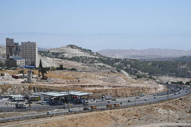 An Israeli security checkpoint checks car entering Jerusalem from the E1 area, between the Arab neighborhood Al-Eizariya and the Israeli settlement Ma ale Adumim, where the Israeli government plans to build Jewish housing units in the E1 settlement project, in the eastern edge of the Judean Desert, West Bank, on Thursday, August 20, 2026. The Israeli Ministry of Housing published and opened bidding for a new tender for 1,234 housing units on August 18, 2026.  JER2026082009 DEBBIExHILL