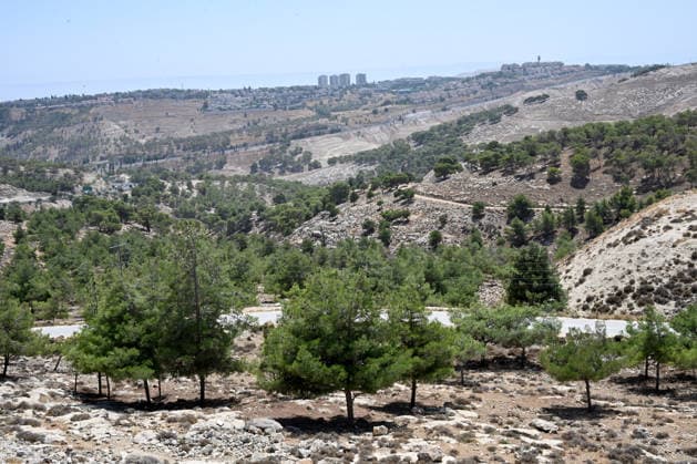 A general view of the E1 area, between the Arab neighborhood Al-Eizariya and the Israeli settlement Ma ale Adumim, where the Israeli government plans to build Jewish housing units in the E1 settlement project, in the eastern edge of the Judean Desert, West Bank, on Thursday, August 20, 2026. The Israeli Ministry of Housing published and opened bidding for a new tender for 1,234 housing units on August 18, 2026.  JER2026082012 DEBBIExHILL
