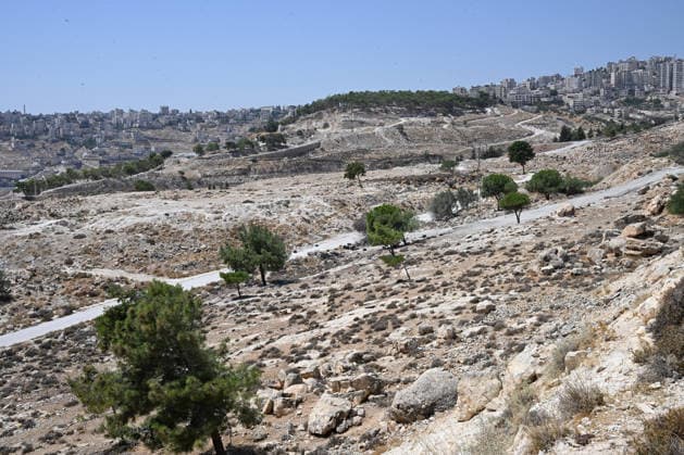 A general view of the E1 area, between the Arab neighborhood Al-Eizariya and the Israeli settlement Ma ale Adumim, where the Israeli government plans to build Jewish housing units in the E1 settlement project, in the eastern edge of the Judean Desert, West Bank, on Thursday, August 20, 2026. The Israeli Ministry of Housing published and opened bidding for a new tender for 1,234 housing units on August 18, 2026.  JER2026082013 DEBBIExHILL