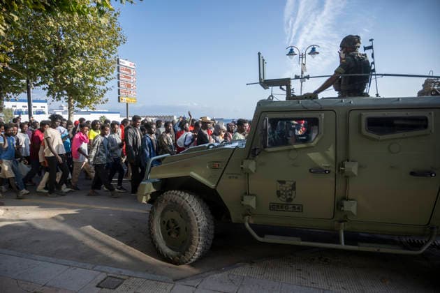 Police Clear Trampolín Beach in Ceuta Migrants cleared from Trampolín Beach are on their way to be relocated, August 20, 2026, in Ceuta, Spain. Police have begun clearing the makeshift migrant camp on Trampolín Beach in Ceuta. The autonomous city continues to face a serious humanitarian crisis following the historic mass influx of more than 70,000 migrants who swam across the Tarajal Strait on 30th and 31st of last July. AUGUST 20, 2026, Ceuta, Spain  Copyright: xMarcosxMorenox 7722724