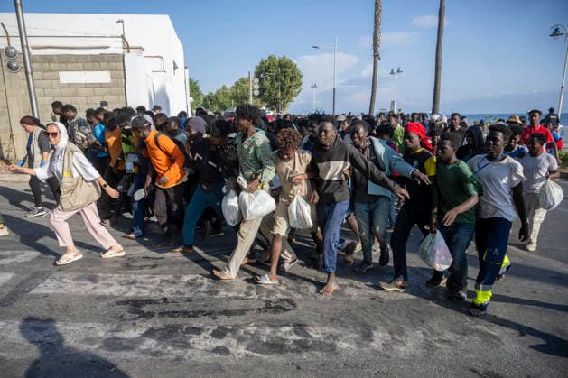 Police Clear Trampolín Beach in Ceuta Migrants cleared from Trampolín Beach on their way to be relocated, August 20, 2026, in Ceuta, Spain. Police have begun to clear the makeshift migrant camp on Trampolín Beach in Ceuta. The autonomous city continues to face a serious humanitarian crisis following the historic mass influx of more than 70,000 migrants who swam across the Tarajal Strait on 30th and 31st of last July. AUGUST 20, 2026, Ceuta, Ceuta, Spain  Copyright: xMarcosxMorenox 7722728