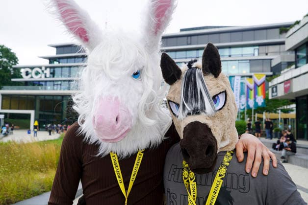 CNTV FELLNASEN - Mann und Frau tragen Fell Tausende von Teilnehmern sind in diesen Tagen auf der Eurofurence Convention und verkleiden sich als Fantasie Tiere alles natürlich aus Kunstfell und keine echten Tierhaut Tierhaare im CCH am 20.AUGUST 2026 in Hamburg Hamburg Deutschland *** CNTV FUR-NOSED Men and women are wearing fur. Thousands of participants are attending the Eurofurence Convention these days and dressing up as fantasy animals—all made of faux fur, of course, and no real animal skin or fur—at the CCH on August 20, 2026, in Hamburg, Germany.