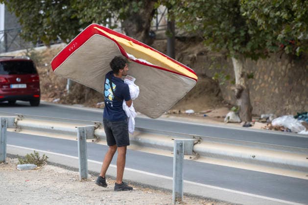 Police Clear Trampolín Beach in Ceuta. Some migrants return to Trampolín Beach after being cleared to retrieve their belongings, on August 20, 2026, in Ceuta, Spain. Police have begun clearing the makeshift migrant camp on Trampolín Beach in Ceuta. The autonomous city continues to face a serious humanitarian crisis following the historic mass influx of more than 70,000 migrants who swam across the Tarajal Strait on 30th and 31st of last July. AUGUST 20, 2026 Ceuta, Ceuta, Spain  Copyright: xMarcosxMorenox 7722777