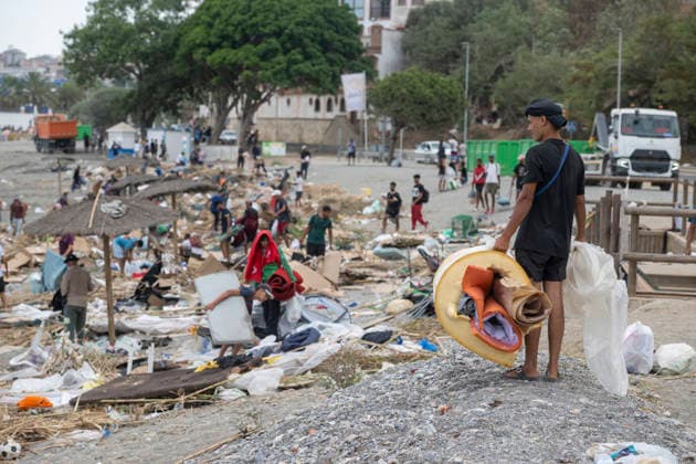 Police Clear Trampolín Beach in Ceuta. Some migrants return to Trampolín Beach after being cleared to retrieve their belongings, on August 20, 2026, in Ceuta, Spain. Police have begun clearing the makeshift migrant camp on Trampolín Beach in Ceuta. The autonomous city continues to face a serious humanitarian crisis following the historic mass influx of more than 70,000 migrants who swam across the Tarajal Strait on 30th and 31st of last July. AUGUST 20, 2026 Ceuta, Ceuta, Spain  Copyright: xMarcosxMorenox 7722778