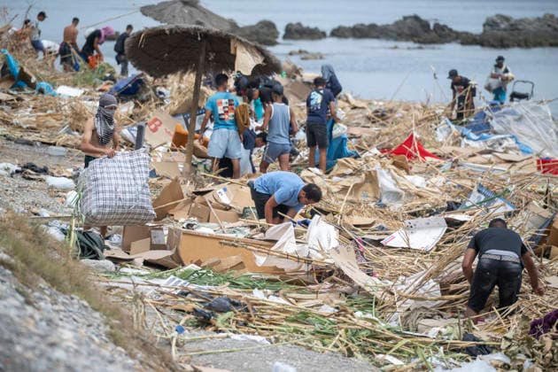 Police Clear Trampolín Beach in Ceuta. Some migrants return to Trampolín Beach after being cleared to collect their belongings, on August 20, 2026, in Ceuta, Spain. Police have begun to clear the makeshift migrant camp on Trampolín Beach in Ceuta. The autonomous city continues to face a serious humanitarian crisis following the historic mass influx of more than 70,000 migrants who swam across the Tarajal Strait on 30th and 31st of last July. AUGUST 20, 2026, Ceuta, Ceuta, Spain  Copyright: xMarcosxMorenox 7722783