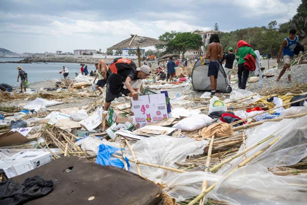 Police Clear Trampolín Beach in Ceuta. Some migrants return to Trampolín Beach after being cleared to collect their belongings, on August 20, 2026, in Ceuta, Spain. Police have begun to clear the makeshift migrant camp on Trampolín Beach in Ceuta. The autonomous city continues to face a serious humanitarian crisis following the historic mass influx of more than 70,000 migrants who swam across the Tarajal Strait on 30th and 31st of last July. AUGUST 20, 2026, Ceuta, Ceuta, Spain  Copyright: xMarcosxMorenox 7722784