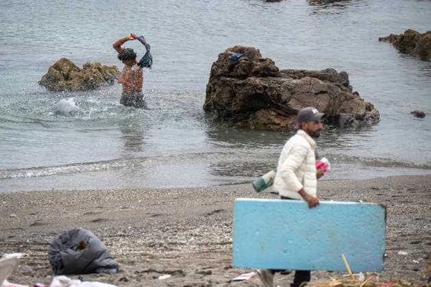Police Clear Trampolín Beach in Ceuta. Some migrants return to Trampolín Beach after being cleared to collect their belongings, on August 20, 2026, in Ceuta, Spain. Police have begun to clear the makeshift migrant camp on Trampolín Beach in Ceuta. The autonomous city continues to face a serious humanitarian crisis following the historic mass influx of more than 70,000 migrants who swam across the Tarajal Strait on 30th and 31st of last July. AUGUST 20, 2026, Ceuta, Ceuta, Spain  Copyright: xMarcosxMorenox 7722787