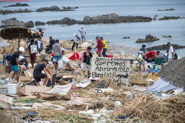 Police Clear Trampolín Beach in Ceuta. Some migrants return to Trampolín Beach after being cleared to collect their belongings, on August 20, 2026, in Ceuta, Spain. Police have begun to clear the makeshift migrant camp on Trampolín Beach in Ceuta. The autonomous city continues to face a serious humanitarian crisis following the historic mass influx of more than 70,000 migrants who swam across the Tarajal Strait on 30th and 31st of last July. AUGUST 20, 2026, Ceuta, Ceuta, Spain  Copyright: xMarcosxMorenox 7722788