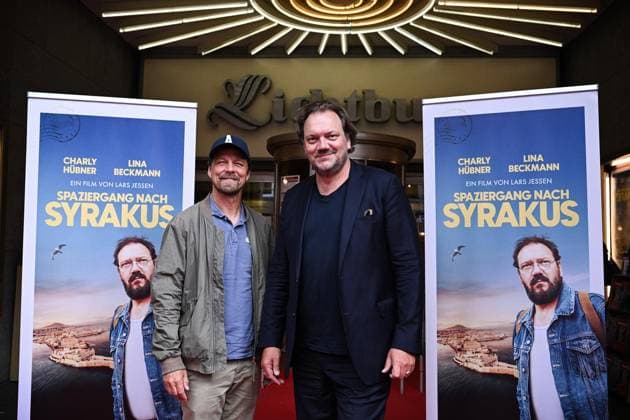 Spaziergang nach Syrakus Lichtburg ** NUR FÜR REDAKTIONELLE ZWECKE ** EDITORIAL USE ONLY **<p>Schauspieler Charly Hübner und Regisseur Lars Jessen, am 20.08.2026 in Essen. Charly Hübner und Lars Jessen präsentieren ihren neuen Film Spaziergang nach Syrakus in der Lichtburg. Deutschland Essen Copyright: SocratesxTassos *** A Walk to Syracuse Lichtburg ** FOR EDITORIAL USE ONLY ** EDITORIAL USE ONLY ** p Actor Charly Hübner and director Lars Jessen, on August 20, 2026, in Essen. Charly Hübner and Lars Jessen present their new film *A Walk to Syracuse* at the Lichtburg in Essen, Germany. Copyright SocratesxTassos Copyright: SocratesxTassos doc878r478xpdwors4ed2p ,EDITORIAL USE ONLY