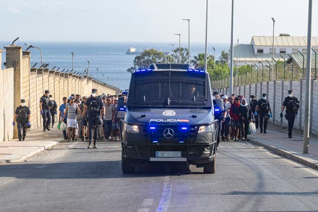 Police Clear Trampolín Beach in Ceuta The National Police are clearing Trampolín Beach and escorting migrants to be relocated, on August 20, 2026, in Ceuta, Spain. Police have begun clearing the makeshift migrant camp on Trampolín Beach in Ceuta. The autonomous city continues to face a serious humanitarian crisis following the historic mass influx of more than 70,000 migrants who swam across the Tarajal Strait on 30th and 31st of last July. AUGUST 20, 2026, Ceuta, Ceuta, Spain  Copyright: xMarcosxMorenox 7722808