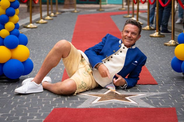 Stefan Mross, Europa-Park, Rust, Walk of Fame, Stern, Sternehrung, Auszeichnung, Sternenthüllung, Ehrung, Schlagersänger, Entertainer, Moderator, Musiker, Prominenter, Schlager, Volksmusik, Fernsehen, ARD, Das Erste, SWR, Immer wieder sonntags, TV-Show, Unterhaltungsshow, Abschiedssaison, letzte Staffel, Show-Aus, Sendungsende, Spardruck, TV-Aus, Abschied, 2026, Europa-Park Rust, Freizeitpark, Medien, Fernsehen, deutsche Unterhaltung, Schlagerstar, Symbolfoto, Prominenz, Jubiläum, Karriere, Würdigung, Walk of Fame Europa-Park Rust Europa Park Baden-Württemberg Deutschland *** Stefan Mross, Europa-Park, Rust, Walk of Fame, star, star ceremony, award, star unveiling, tribute, pop singer, entertainer, host, musician, celebrity, pop music, Copyright: xFINLEYxMÖRCHx