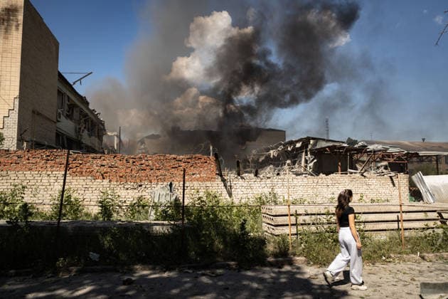 Russian airstrike hit Kramatorsk KRAMATORSK, UKRAINE - AUGUST 20: A resident walks past a burning commercial area following a Russian airstrike in Kramatorsk, Ukraine, on August 20, 2026. Francisco Richart Anadolu Donets ka Oblast Ukraine. Editorial use only. Please get in touch for any other usage.  Copyright: x2026xAnadoluxFranciscoxRichartx