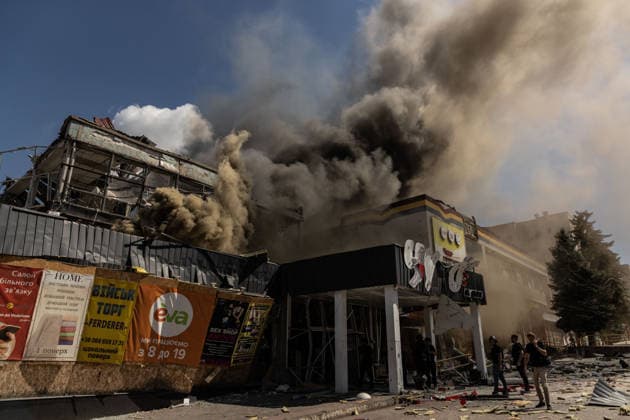 Russian airstrike hit Kramatorsk KRAMATORSK, UKRAINE - AUGUST 20: Emergency services work at a fire in a supermarket and several shops following a Russian airstrike in Kramatorsk, Ukraine, on August 20, 2026. Francisco Richart Anadolu Donets ka Oblast Ukraine. Editorial use only. Please get in touch for any other usage.  Copyright: x2026xAnadoluxFranciscoxRichartx