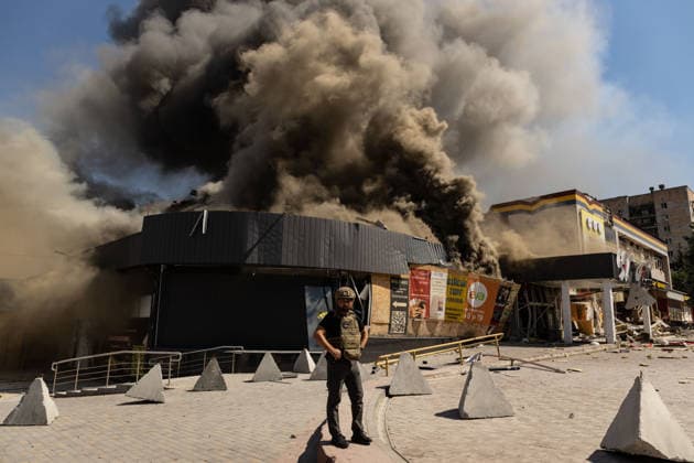 Russian airstrike hit Kramatorsk KRAMATORSK, UKRAINE - AUGUST 20: A security force member works next to a fire at a supermarket and several shops following a Russian airstrike in Kramatorsk, Ukraine, on August 20, 2026. Francisco Richart Anadolu Donets ka Oblast Ukraine. Editorial use only. Please get in touch for any other usage.  Copyright: x2026xAnadoluxFranciscoxRichartx
