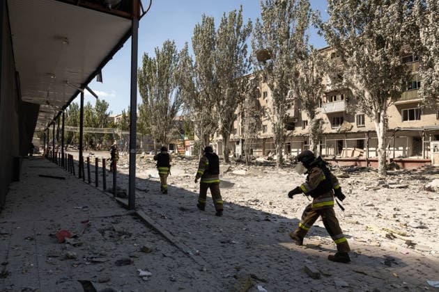 Russian airstrike hit Kramatorsk KRAMATORSK, UKRAINE - AUGUST 20: Firefighters work in a devastated commercial area following a Russian airstrike in Kramatorsk, Ukraine, on August 20, 2026. Francisco Richart Anadolu Donets ka Oblast Ukraine. Editorial use only. Please get in touch for any other usage.  Copyright: x2026xAnadoluxFranciscoxRichartx