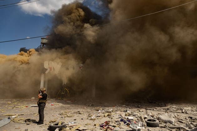 Russian airstrike hit Kramatorsk KRAMATORSK, UKRAINE - AUGUST 20: A security force member and firefighters work next to a fire at a supermarket and several shops following a Russian airstrike in Kramatorsk, Ukraine, on August 20, 2026. Francisco Richart Anadolu Donets ka Oblast Ukraine. Editorial use only. Please get in touch for any other usage.  Copyright: x2026xAnadoluxFranciscoxRichartx