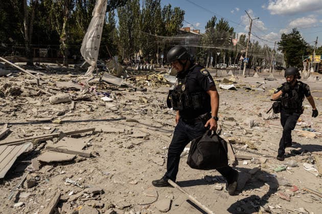 Russian airstrike hit Kramatorsk KRAMATORSK, UKRAINE - AUGUST 20: Emergency services work on a street in a devastated commercial area following a Russian airstrike in Kramatorsk, Ukraine, on August 20, 2026. Francisco Richart Anadolu Donets ka Oblast Ukraine. Editorial use only. Please get in touch for any other usage.  Copyright: x2026xAnadoluxFranciscoxRichartx