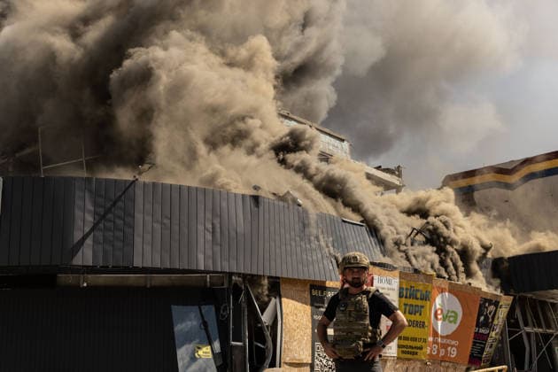 News Bilder des Tages Russian airstrike hit Kramatorsk KRAMATORSK, UKRAINE - AUGUST 20: A security force member works next to a fire at a supermarket and several shops following a Russian airstrike in Kramatorsk, Ukraine, on August 20, 2026. Francisco Richart Anadolu Donets ka Oblast Ukraine. Editorial use only. Please get in touch for any other usage.  Copyright: x2026xAnadoluxFranciscoxRichartx