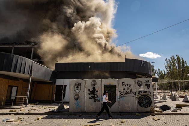 Russian airstrike hit Kramatorsk KRAMATORSK, UKRAINE - AUGUST 20: A resident walks past a burning commercial area following a Russian airstrike in Kramatorsk, Ukraine, on August 20, 2026. Francisco Richart Anadolu Donets ka Oblast Ukraine. Editorial use only. Please get in touch for any other usage.  Copyright: x2026xAnadoluxFranciscoxRichartx