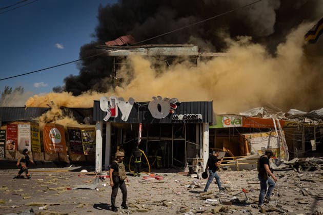 Russian airstrike hit Kramatorsk KRAMATORSK, UKRAINE - AUGUST 20: Firefighters and emergency services work to extinguish a fire at a supermarket and several shops following a Russian airstrike in Kramatorsk, Ukraine, on August 20, 2026. Francisco Richart Anadolu Donets ka Oblast Ukraine. Editorial use only. Please get in touch for any other usage.  Copyright: x2026xAnadoluxFranciscoxRichartx