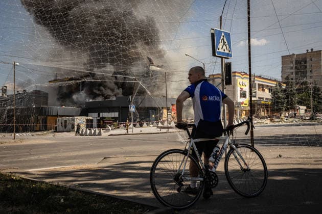 Russian airstrike hit Kramatorsk KRAMATORSK, UKRAINE - AUGUST 20: A cyclist looks on as a fire burns at a supermarket and several shops following a Russian airstrike in Kramatorsk, Ukraine, on August 20, 2026. Francisco Richart Anadolu Donets ka Oblast Ukraine. Editorial use only. Please get in touch for any other usage.  Copyright: x2026xAnadoluxFranciscoxRichartx