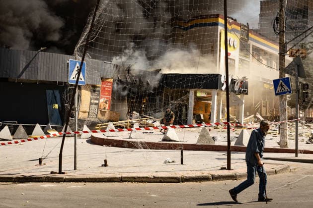 Russian airstrike hit Kramatorsk KRAMATORSK, UKRAINE - AUGUST 20: A resident passes by a fire at a supermarket and several shops where firefighters work following a Russian airstrike in Kramatorsk, Ukraine, on August 20, 2026. Francisco Richart Anadolu Kramatorsk Ukraine. Editorial use only. Please get in touch for any other usage.  Copyright: x2026xAnadoluxFranciscoxRichartx