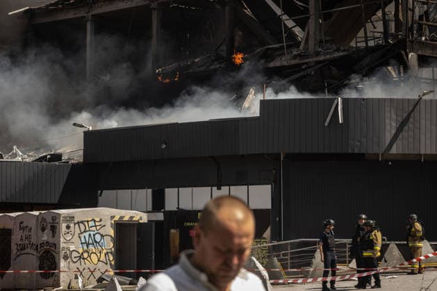 Russian airstrike hit Kramatorsk KRAMATORSK, UKRAINE - AUGUST 20: Firefighters work to extinguish a fire at a supermarket and several shops following a Russian airstrike in Kramatorsk, Ukraine, on August 20, 2026. Francisco Richart Anadolu Kramatorsk Ukraine. Editorial use only. Please get in touch for any other usage.  Copyright: x2026xAnadoluxFranciscoxRichartx