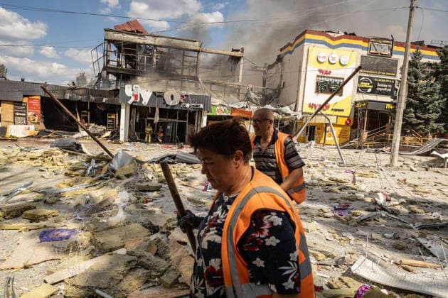 Russian airstrike hit Kramatorsk KRAMATORSK, UKRAINE - AUGUST 20: Workers clean debris and rubble from a street near a burning supermarket and several shops following a Russian airstrike in Kramatorsk, Ukraine, on August 20, 2026. Francisco Richart Anadolu Kramatorsk Ukraine. Editorial use only. Please get in touch for any other usage.  Copyright: x2026xAnadoluxFranciscoxRichartx