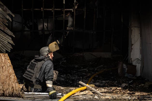 News Bilder des Tages Russian airstrike hit Kramatorsk KRAMATORSK, UKRAINE - AUGUST 20: A firefighter operates at a fire at a supermarket and several shops following a Russian airstrike in Kramatorsk, Ukraine, on August 20, 2026. Francisco Richart Anadolu Kramatorsk Ukraine. Editorial use only. Please get in touch for any other usage.  Copyright: x2026xAnadoluxFranciscoxRichartx