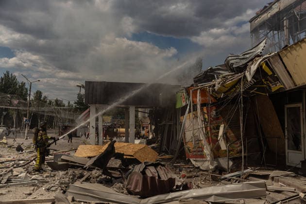 Russian airstrike hit Kramatorsk KRAMATORSK, UKRAINE - AUGUST 20: Firefighters operate at a fire at a supermarket and several shops following a Russian airstrike in Kramatorsk, Ukraine, on August 20, 2026. Francisco Richart Anadolu Kramatorsk Ukraine. Editorial use only. Please get in touch for any other usage.  Copyright: x2026xAnadoluxFranciscoxRichartx